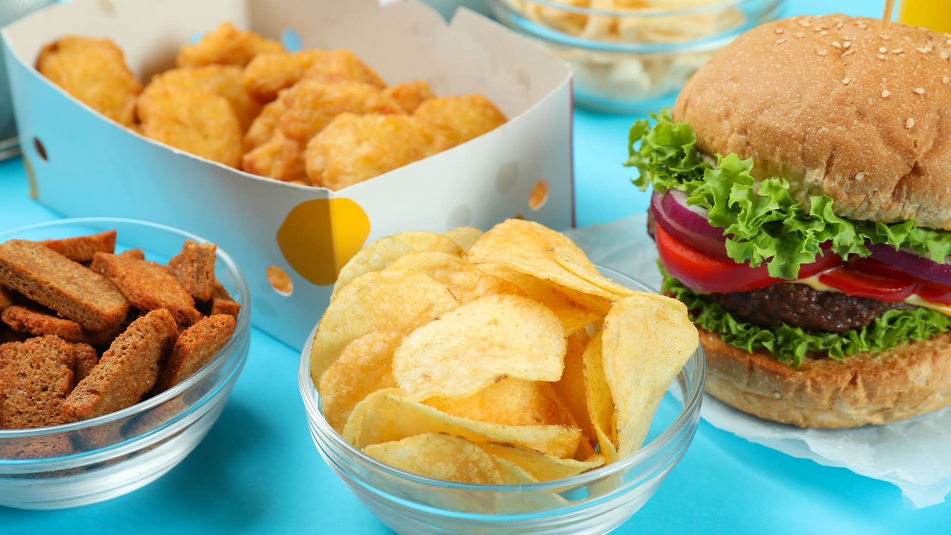 Burger, chips et aliments industriels illustrant les aliments ultra-transformés