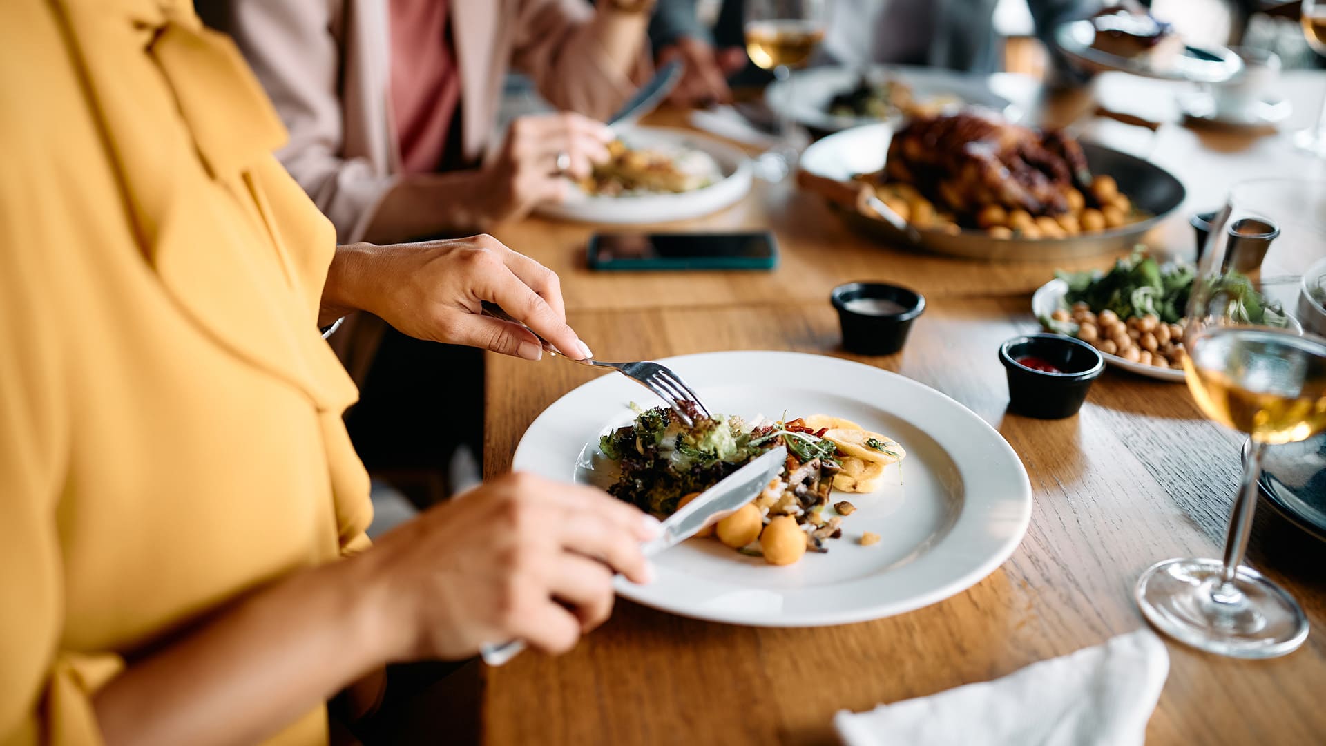 Personne prenant un repas au restaurant pour illustrer une alimentation attentive mobilisant tous les sens