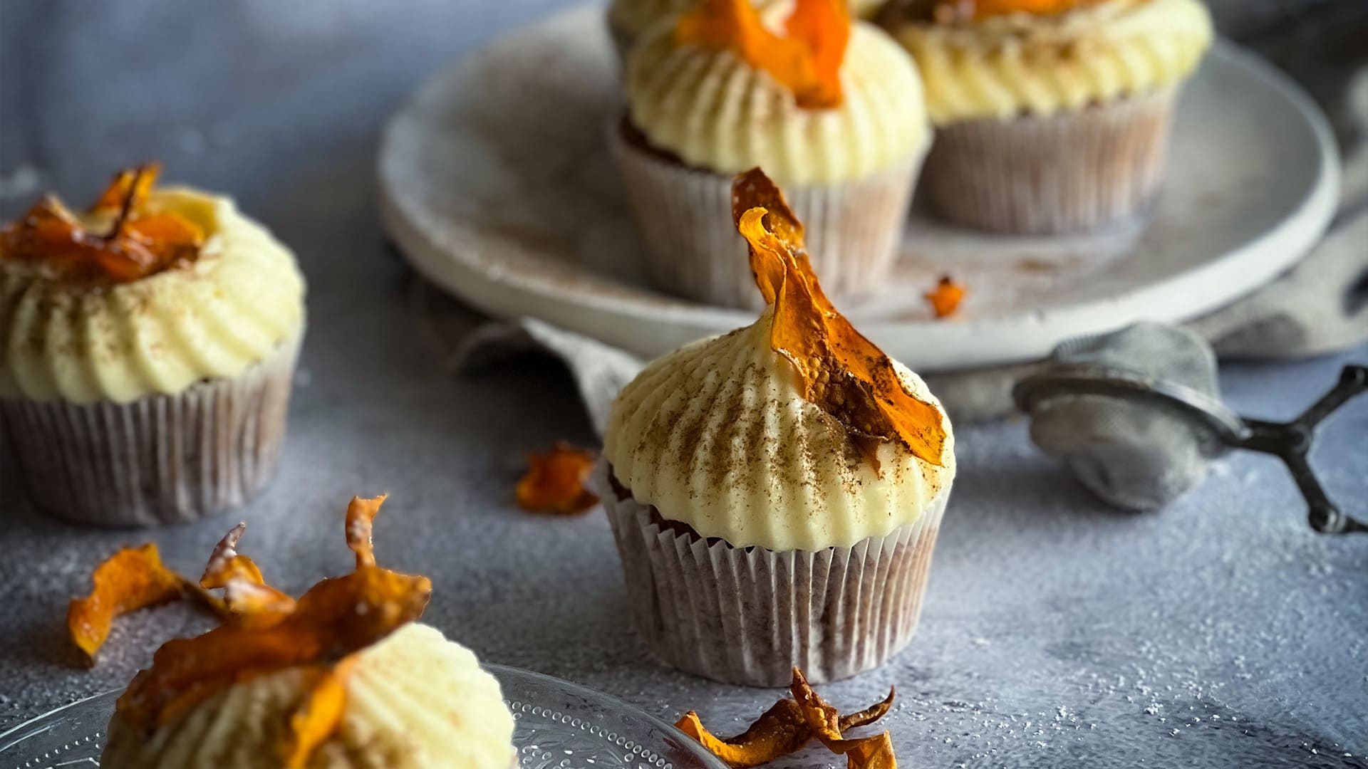 Cupcakes disposés sur une table pour illustrer une dégustation à l’aveugle en pleine conscience