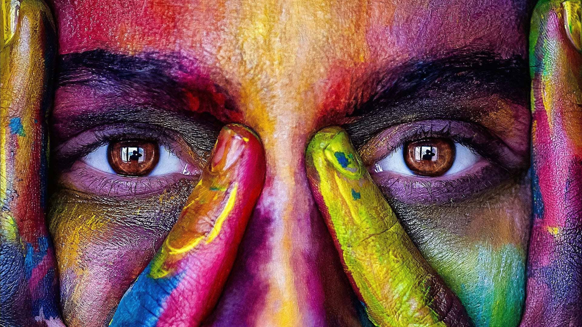 Visage coloré illustrant la libération des rancœurs et la paix intérieure